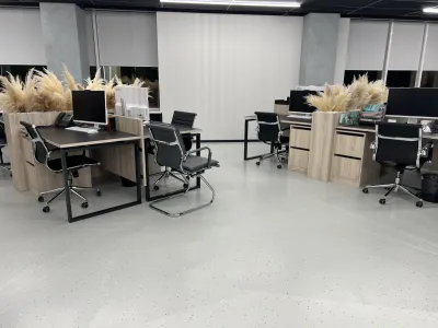Миниатюра: Матовый полимерный пол без бликов для офисного пространства