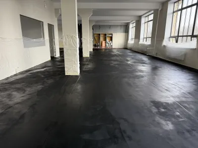 Монтаж антистатического пола в производственном помещении